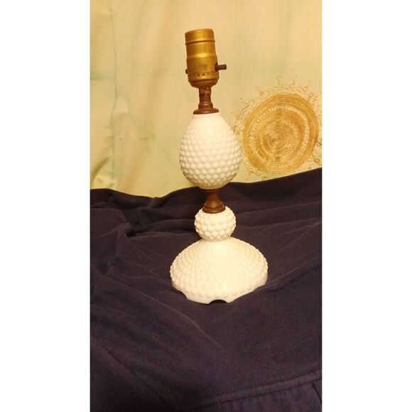 Vintage hobnail milk glass table/bed lamp 14 inches high 6 in wide in excellent - Picture 8 of 8